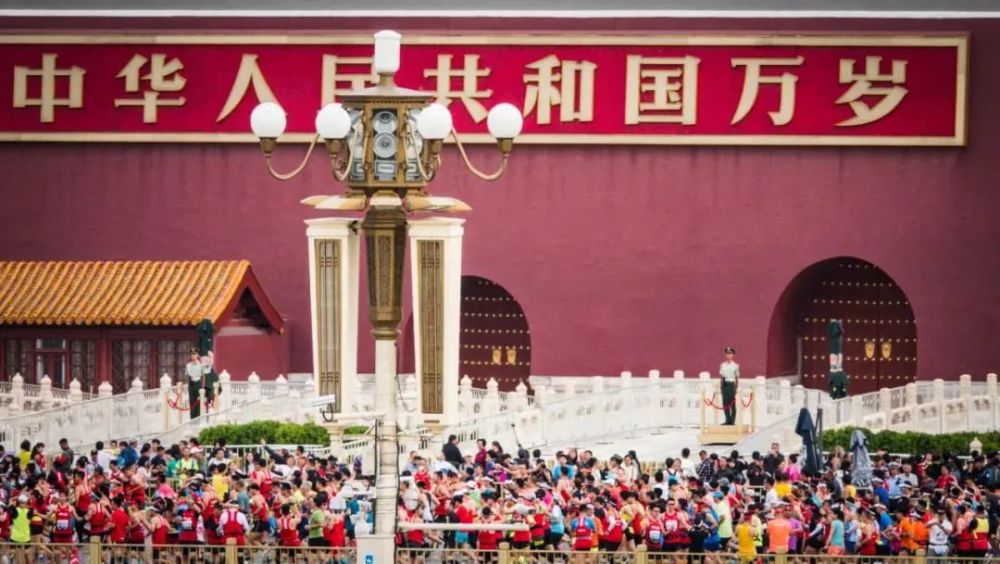 本周新片《不》恐怖（环球发行）导演：乔丹·皮尔主演：史蒂文·元、丹尼尔·卡卢亚和柯柯·帕尔莫剧情：乔丹皮尔继自编自导《逃出绝命镇》和《我们》之后全新力作《不！》本片阵容包括史蒂文·元、丹尼尔·卡卢亚和柯柯·帕尔莫！他们饰演位于加州内陆一座荒凉小镇的居民，他们目击了一场令人不安及不寒而栗的诡异发现